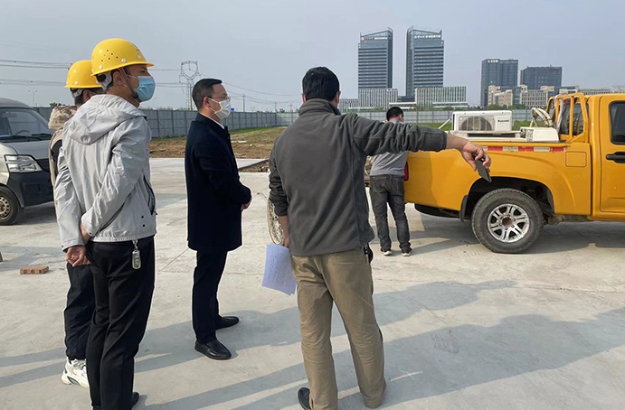付海華對唐人科技產業(yè)園項目進行疫情防控工作檢查.jpg