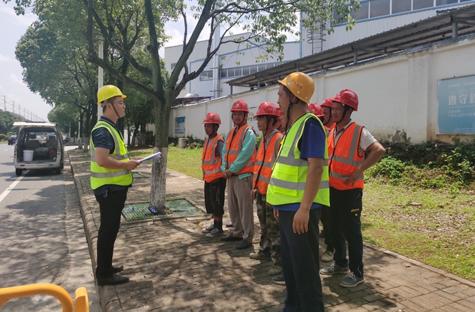 南昌市井蓋整治（天寧東路）段項目組織全體井蓋施工班組人員進(jìn)行安全技術(shù)交底