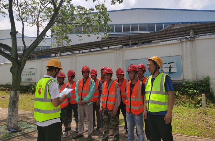 南昌市井蓋整治（天寧東路）段項目組織全體井蓋施工班組人員進(jìn)行安全技術(shù)交底