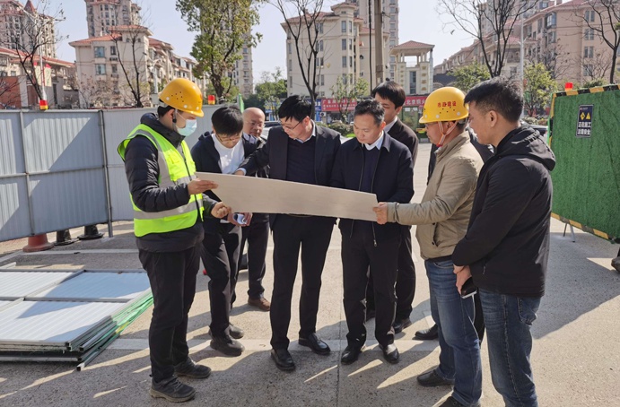 青山湖區(qū)委副書記、區(qū)長楊育星深入利民路項目調(diào)研