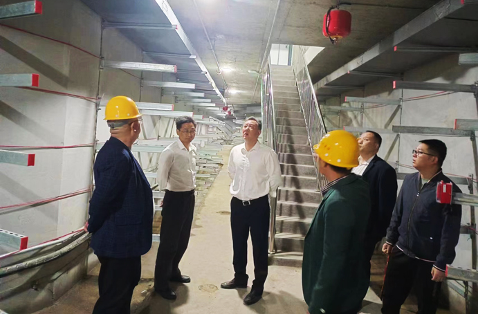 徐旭前往南昌縣河洲路項(xiàng)目、小藍(lán)大道快速化項(xiàng)目調(diào)研