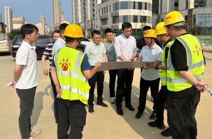 南昌市發(fā)改委李毅到青云譜道路排水工程調研