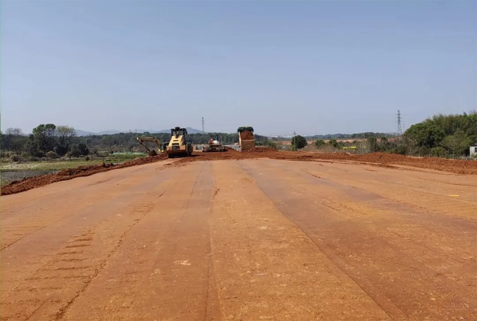 云翔大道項目路基全線貫通 | 飽和式施工加速推進，助力區(qū)域交通升級